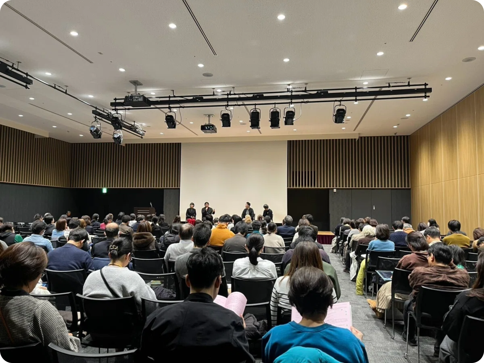 「文化的処方のはじめの一歩」をテーマに東京藝術大学の教授たちとトークセッションの様子