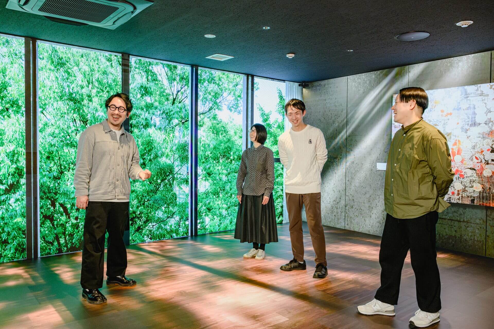 株式会社 環境計画研究所は、建築や住宅に関連するマンションギャラリーやプロモーション施設を中心に、多様なプロジェクトを通じて、空間づくりのその先にある体験価値を追求している「場のプロデュースカンパニー」です。
kushamiでは、2025年度採用サイトのリブランディングをきっかけに、コーポレートサイトの刷新、継続的な情報発信など、総合的なPR支援を約1年間にわたり伴走してきました。本記事では、事業推進部・石牧さん、コーポレート部・片山さん、kushamiからPRプランナー・飯嶋、サイトデザインを担当したデザイナー・紫藤の4人による座談会形式を通して、その歩みを振り返ります。